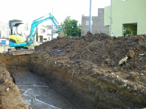 遺跡調査（調査の間は建築工事ストップ）